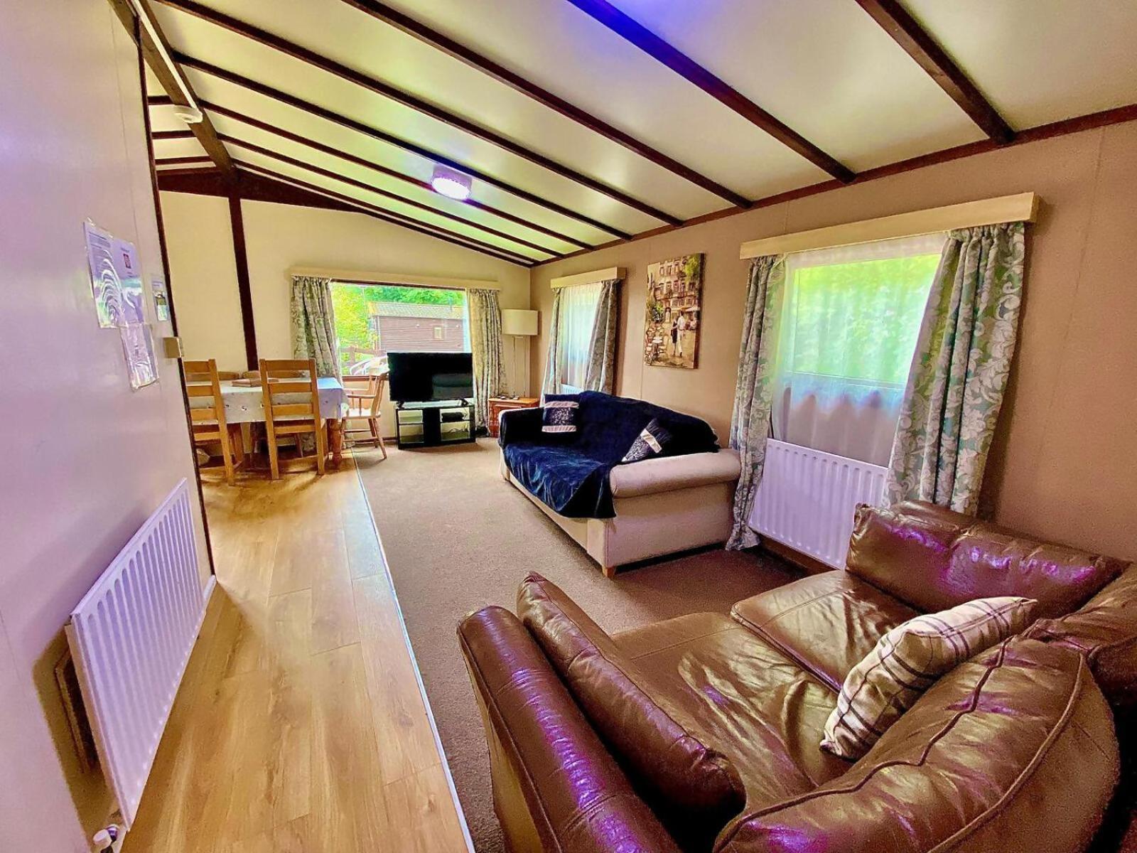 The Raddle Inn Log Cabins Croxden Exterior photo